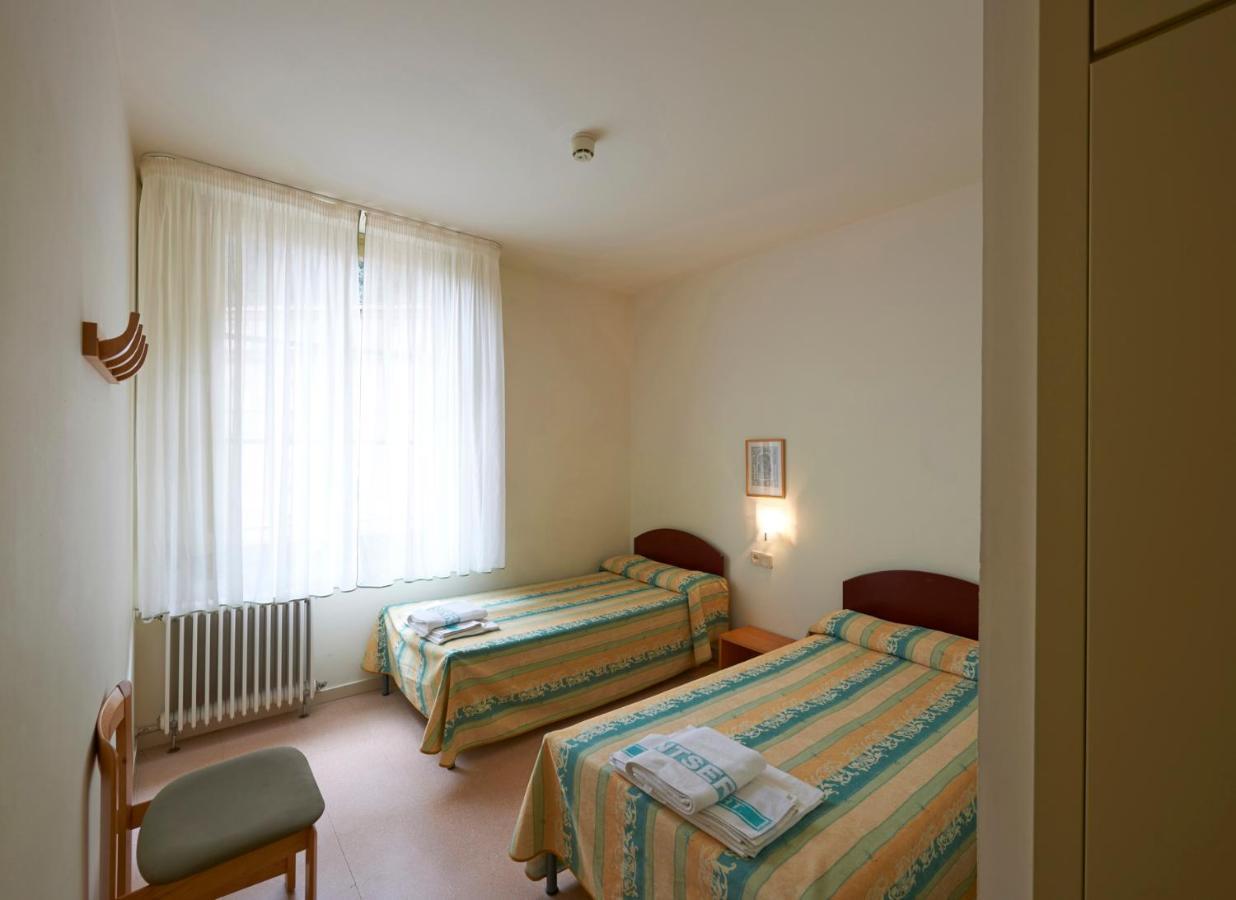 Apartamentos Montserrat Abat Marcet Dış mekan fotoğraf
