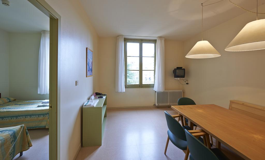Apartamentos Montserrat Abat Marcet Oda fotoğraf