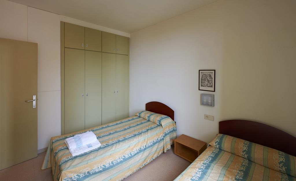 Apartamentos Montserrat Abat Marcet Oda fotoğraf