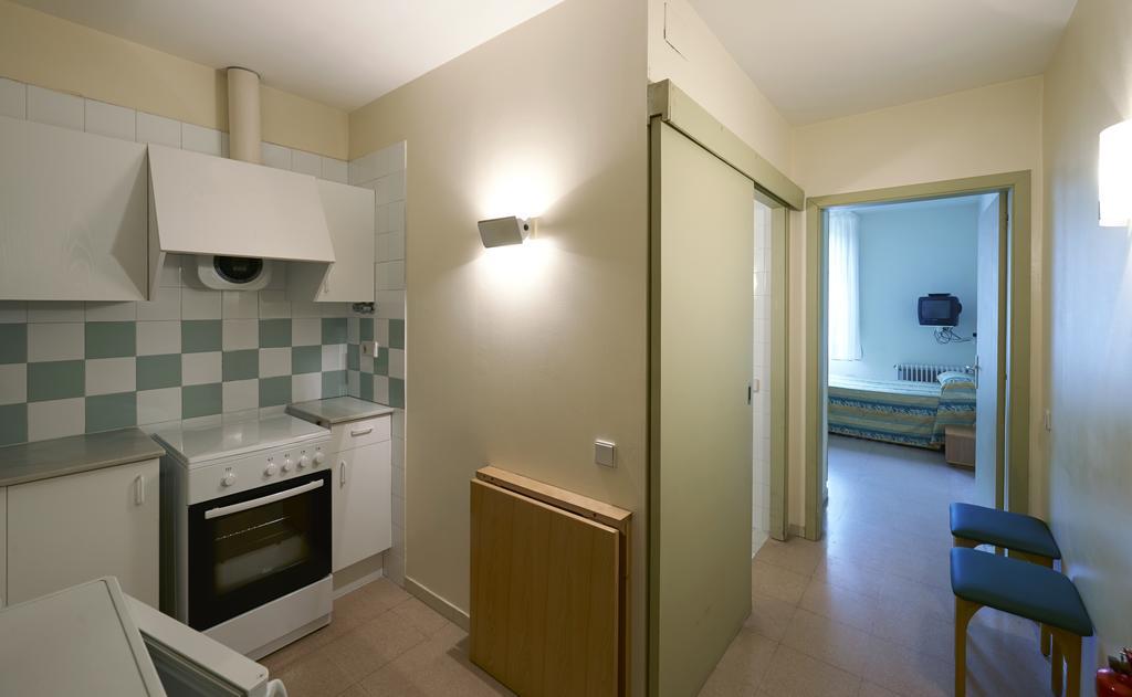Apartamentos Montserrat Abat Marcet Oda fotoğraf